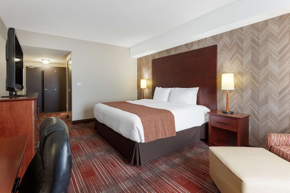 Best Western Plus Muskoka Inn Standard Room, 1 King Bed, Accessible, Refrigerator