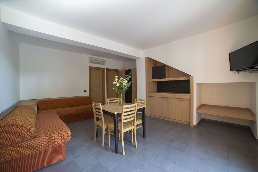 Family Room (2 adults + 3 children)