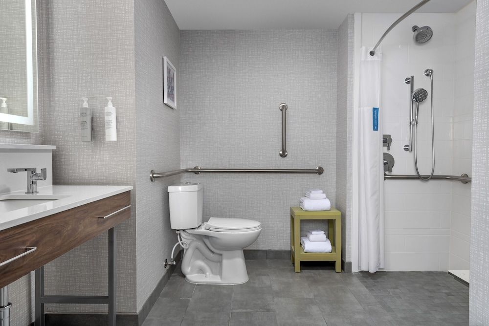 Room, 2 Queen Beds, Accessible (Mobility/Hearing, Roll-in Shower)
