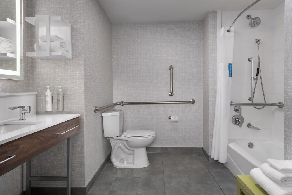 Room, 2 Queen Beds, Accessible, Bathtub (Mobility/Hearing)
