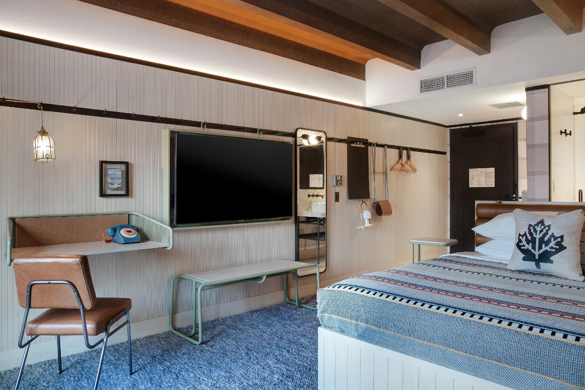 1 King Balcony, Guest room, 1 King