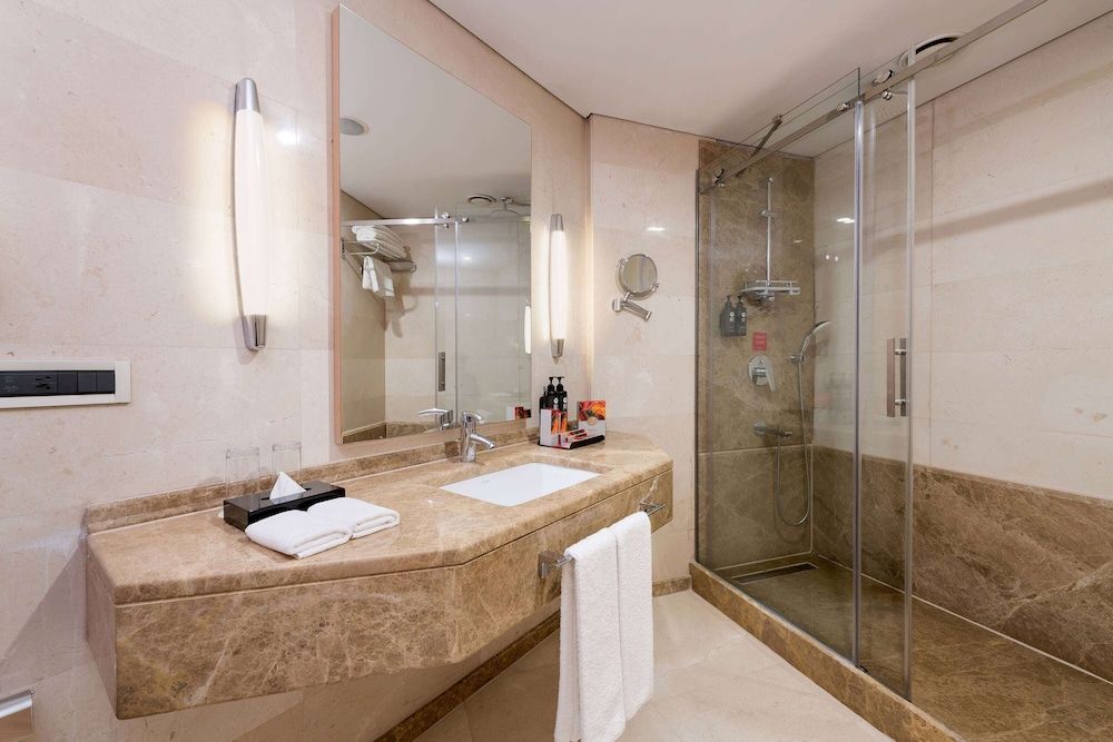 Suite, 1 King Bed, Non Smoking, Corner