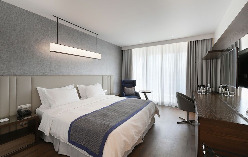 Makedonia Palace Executive Room, City View (7th or 8th floor) 2