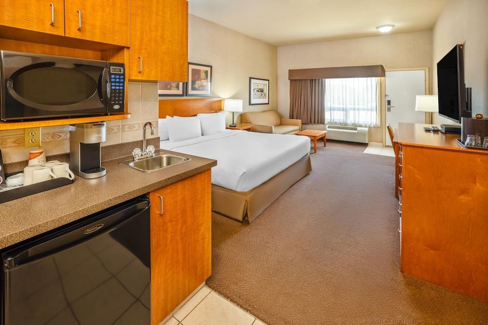 Clarion Pointe Standard Room, 1 King Bed with Sofa bed, Non Smoking 2