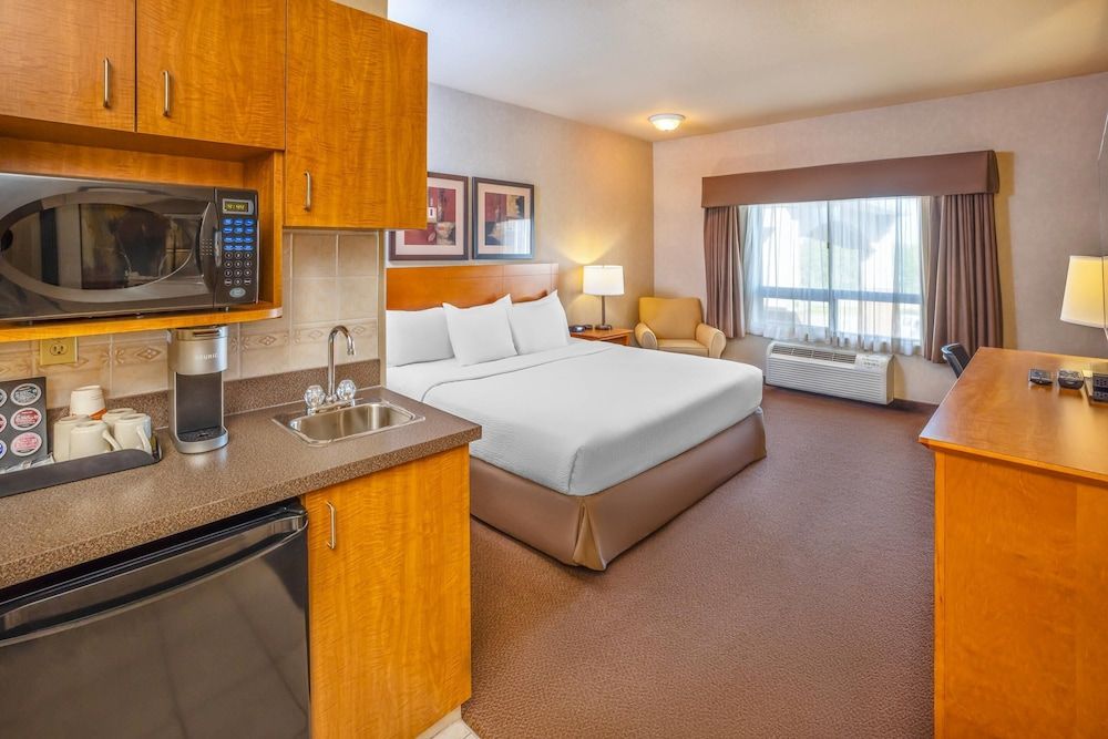 Clarion Pointe Standard Room, 1 King Bed, Non Smoking