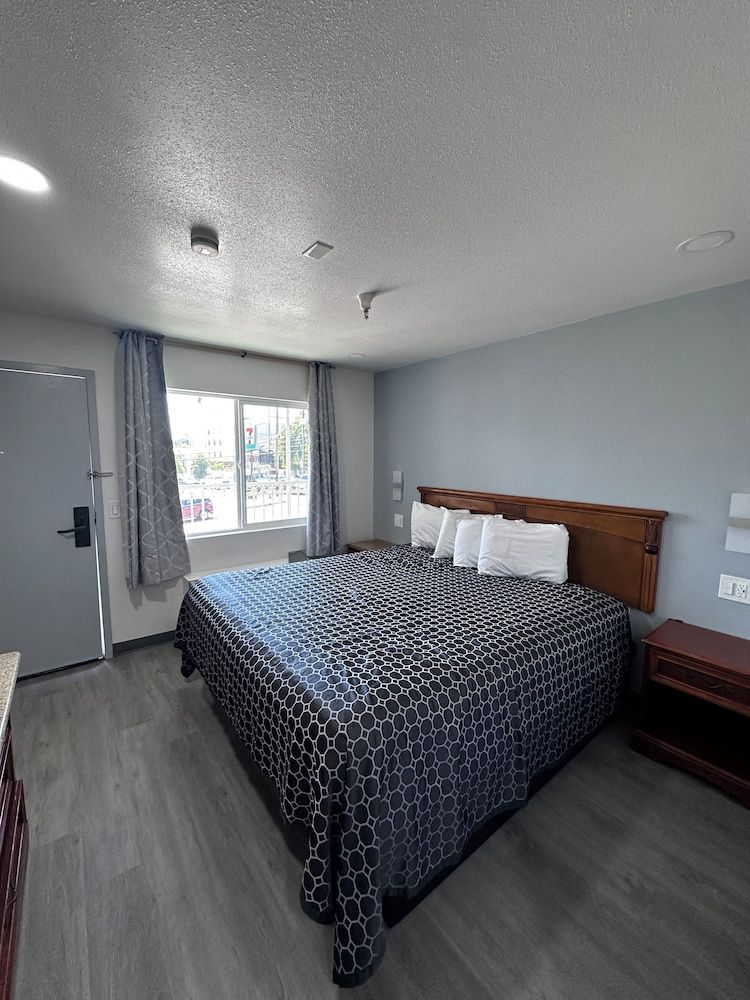 Room, 1 King Bed, Smoking