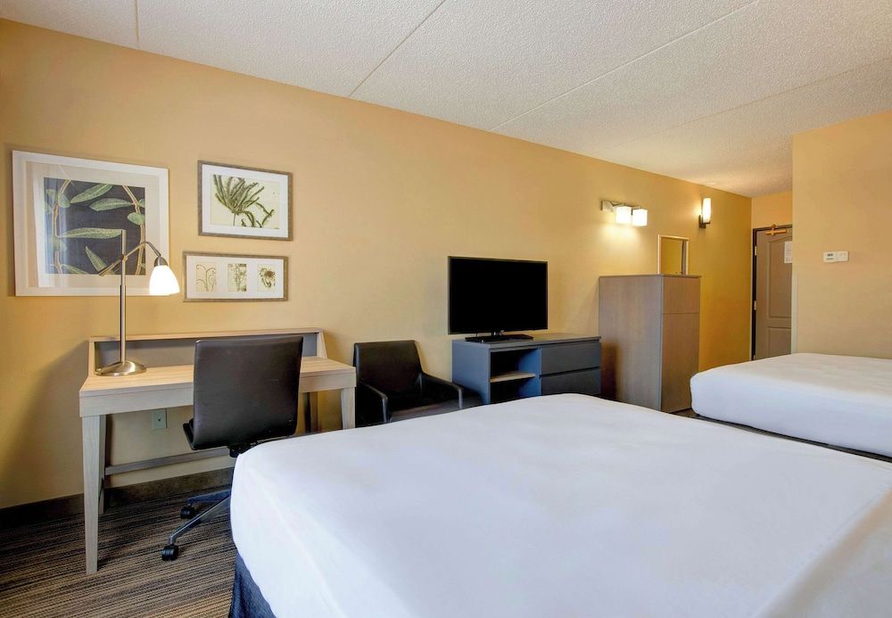 Comfort Inn & Suites St. Paul Northeast Room, 2 Queen Beds, Accessible, Non Smoking 3