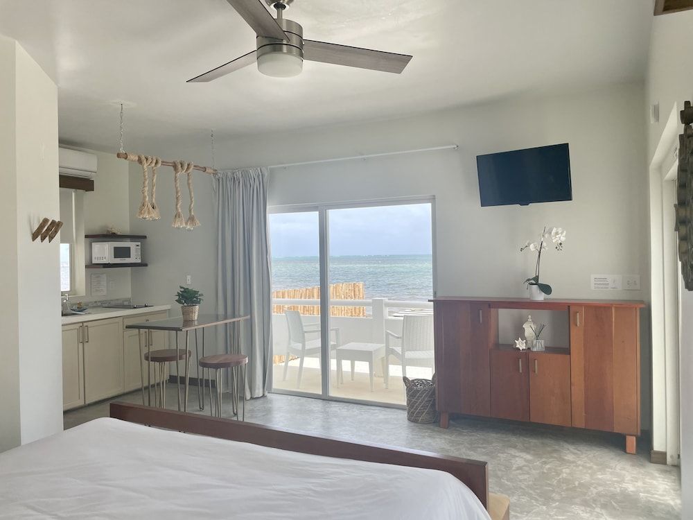 Mata Rocks Resort Oceanfront Junior Suite - 1 King Bed 3