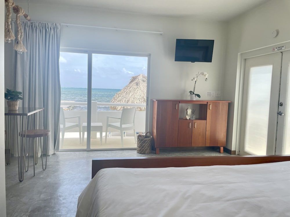 Mata Rocks Resort Oceanfront Junior Suite - 1 King Bed 2