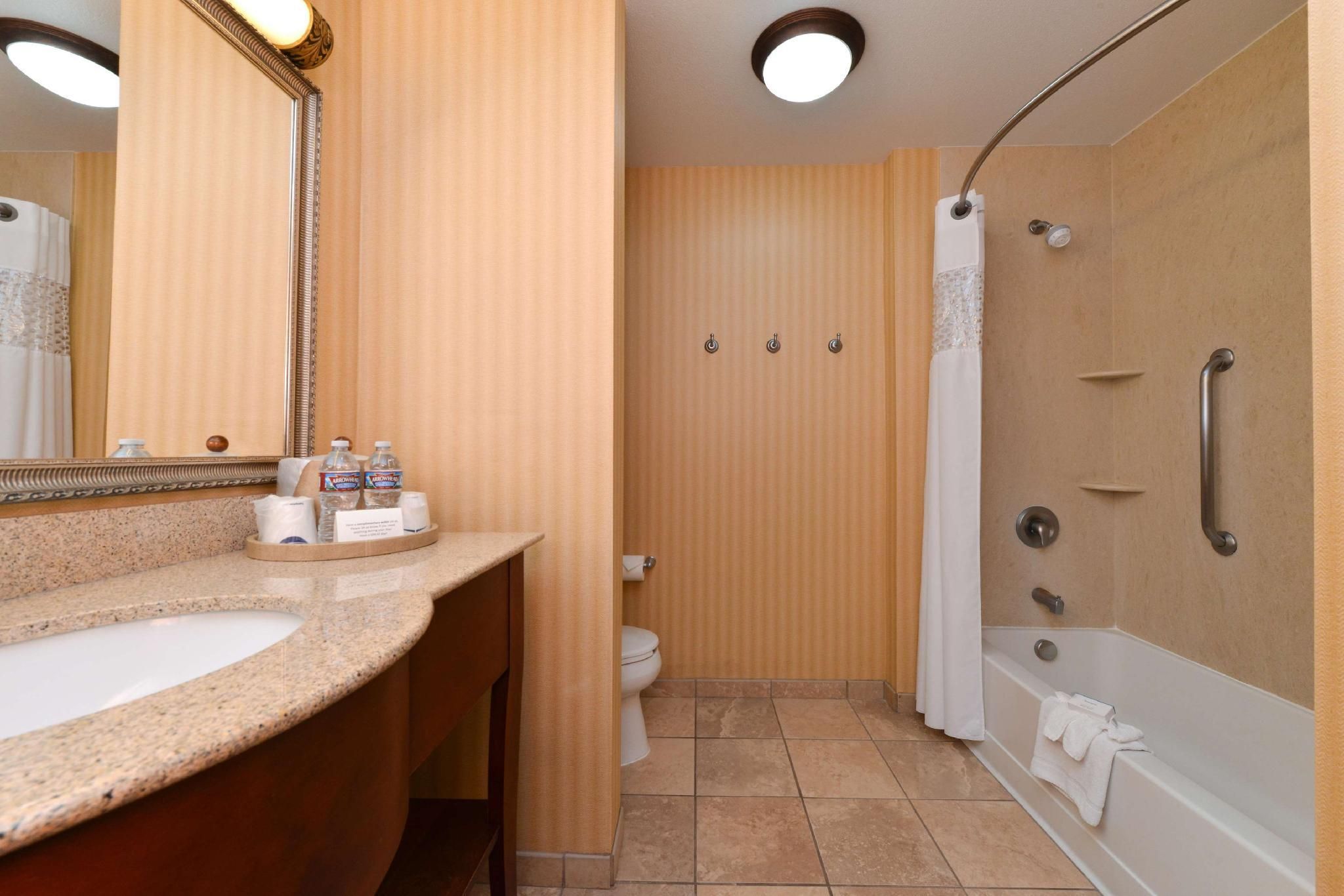 1 King Mobility Access Tub Studio Nosmok