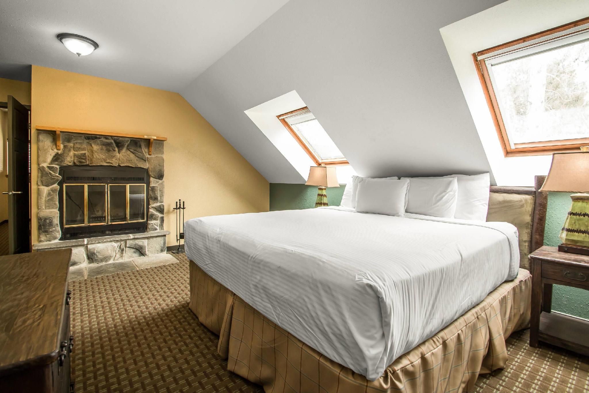 1 Queen Bed, 2 Single Beds, Suite, Nonsmoking