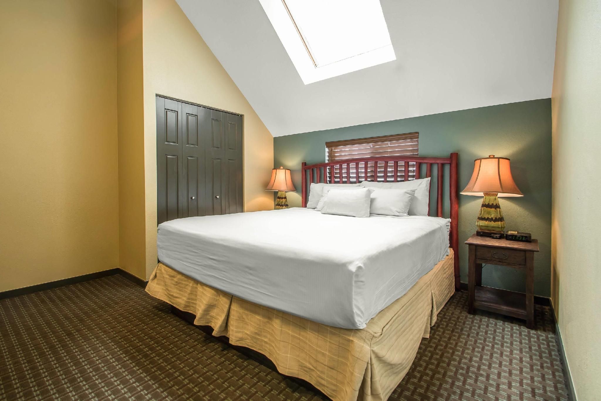 1 King Bed, 2 Queen Beds, Suite, Nonsmoking