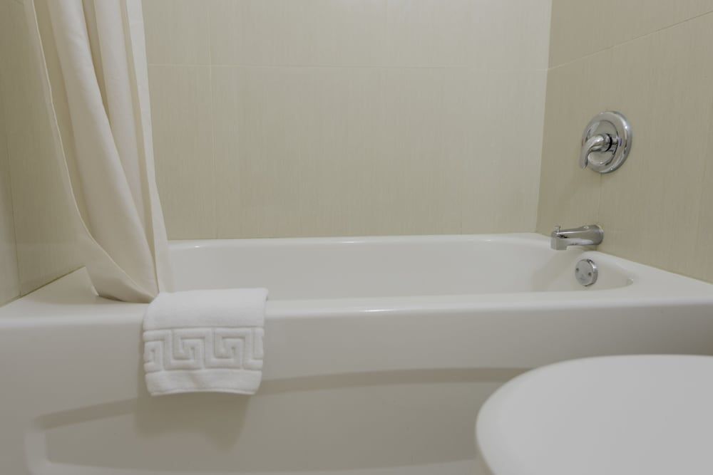 Howard Johnson by Wyndham Downtown Kamloops Double Room, 2 Double Beds 8