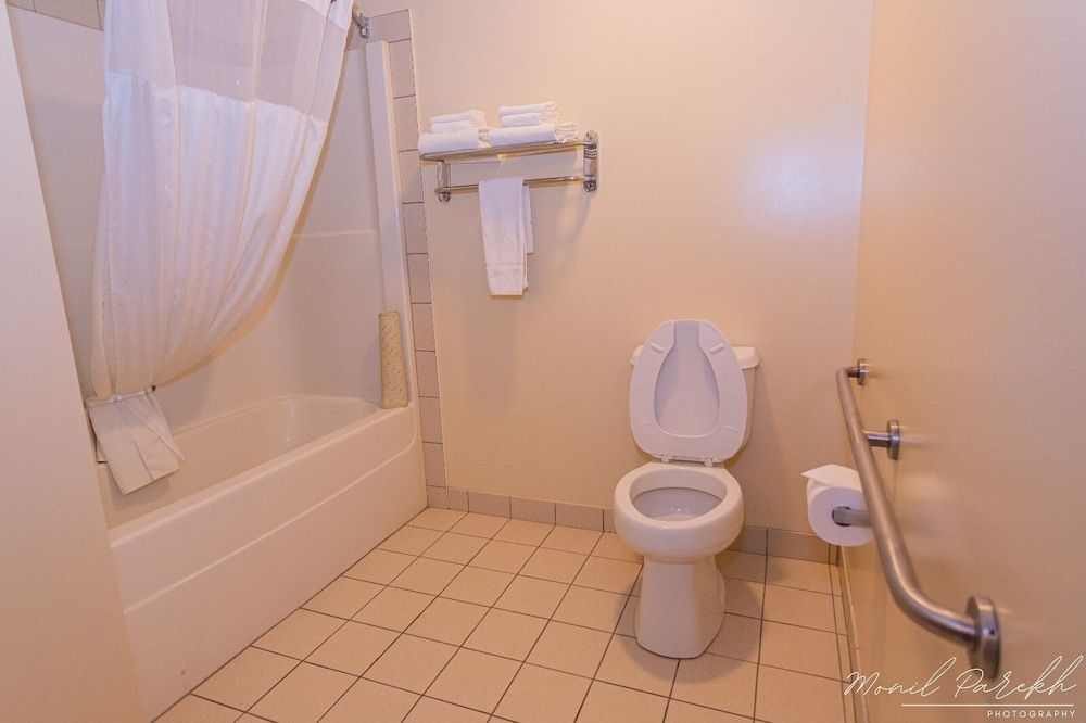 Empire Inn & Suites Deluxe - 01 King Bed Handicapped 3