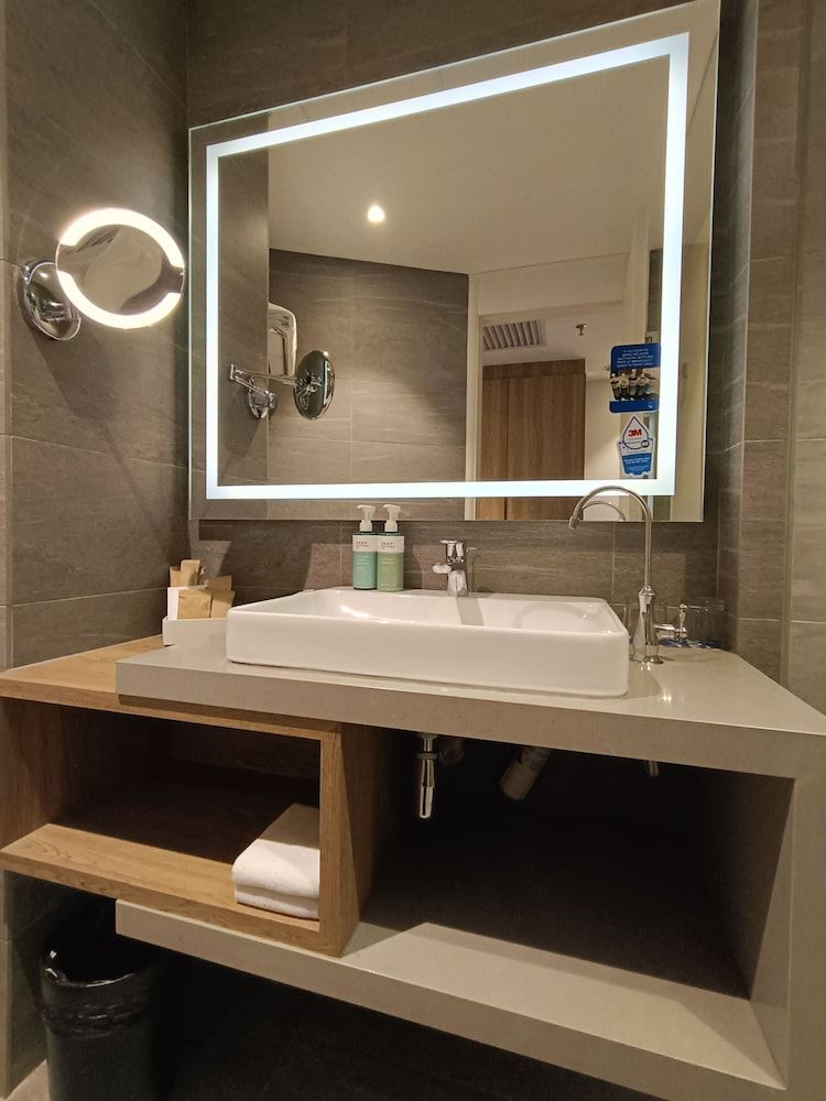 Novotel Kuala Lumpur City Centre Deluxe Room, 1 King Bed 6