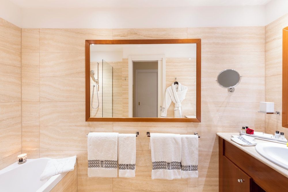 Villa Principe Leopoldo Deluxe Junior Suite with Balcony 2