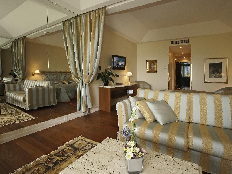 Deluxe One-Bedroom Suite