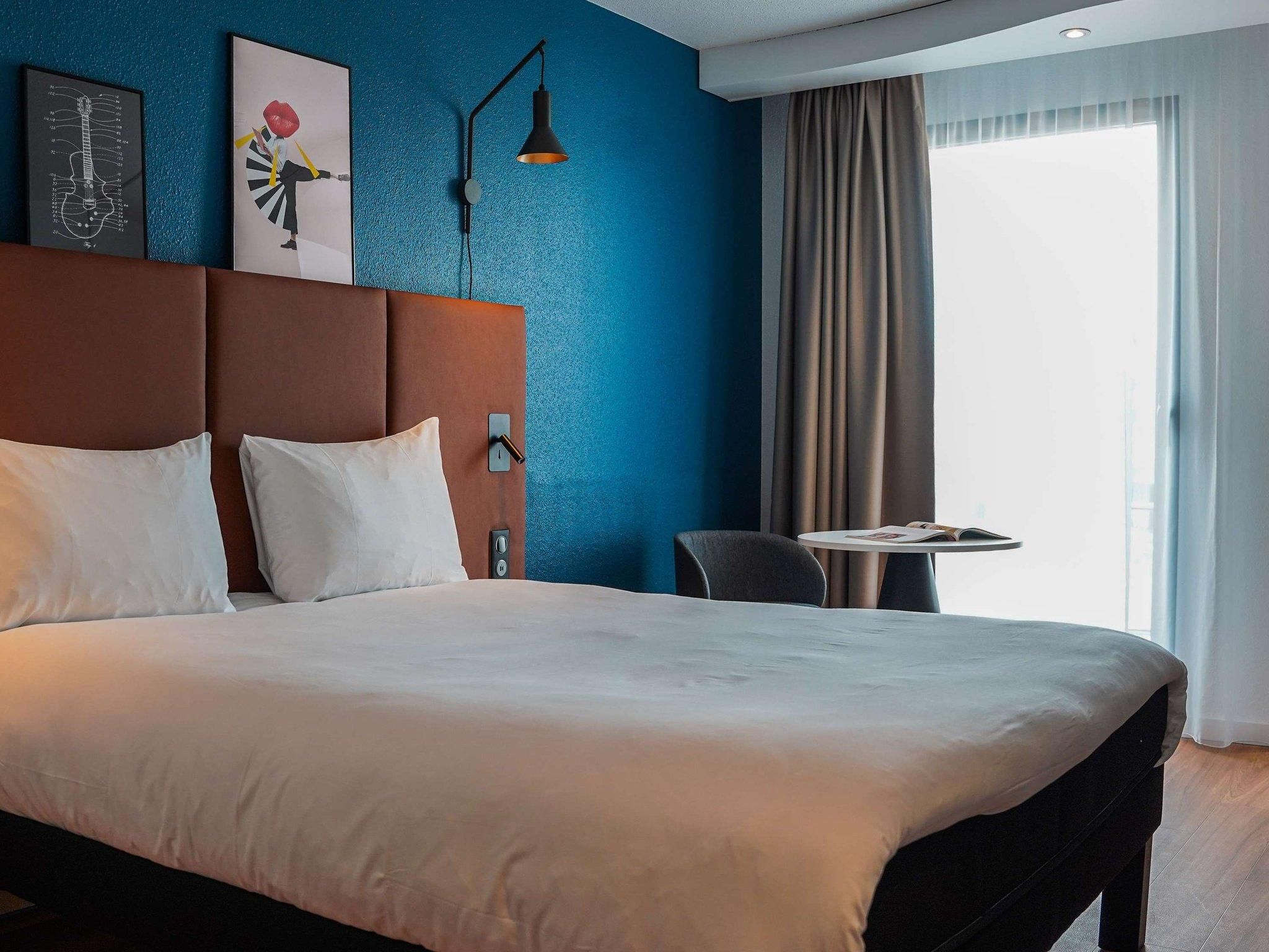 Standard Room with 1 double bed and view of the port.