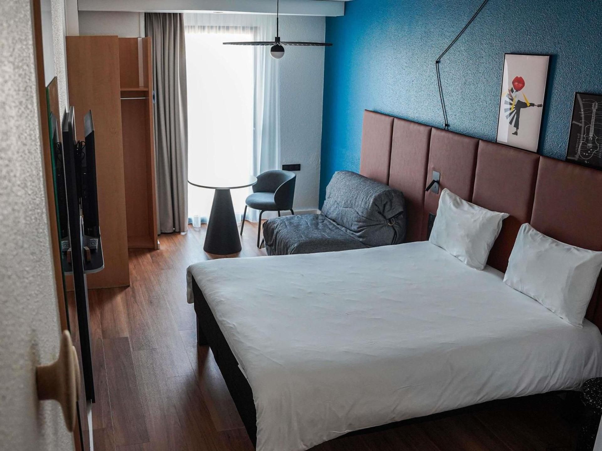 Room with 1 double bed and 1 single sofa bed