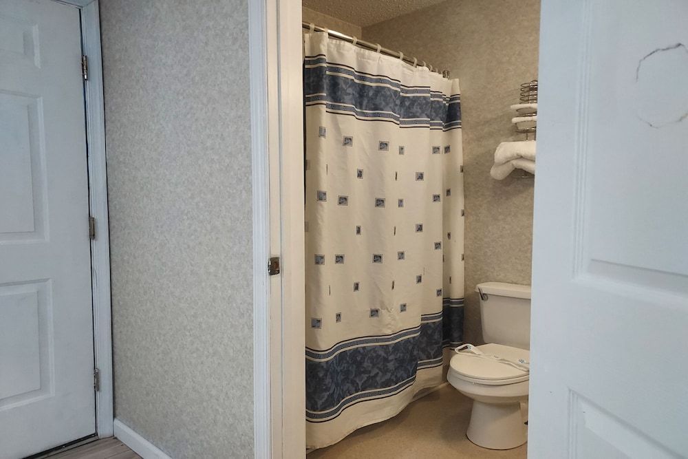 Studio Inn and Suites Absecon NJ, Atlantic City Studio Suite, 1 King Bed, Jetted Tub (Kitchenette) 4