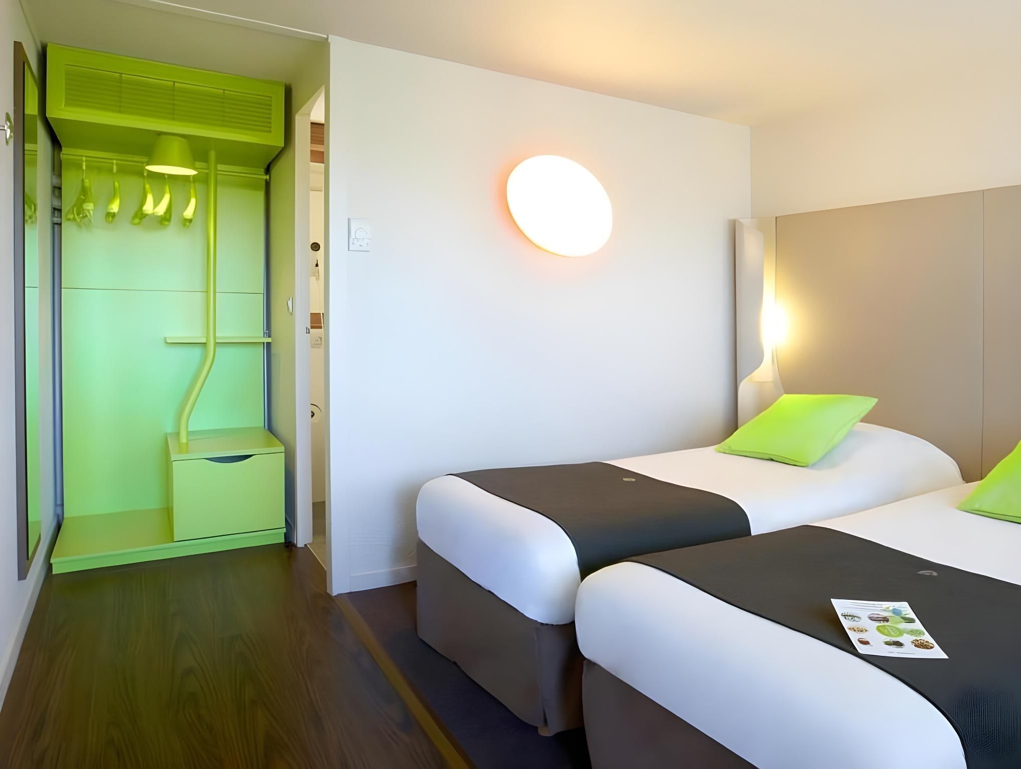 2 Single Beds