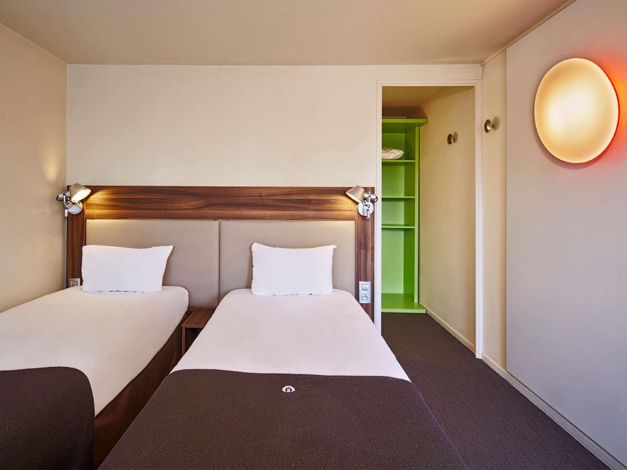2 Single Beds