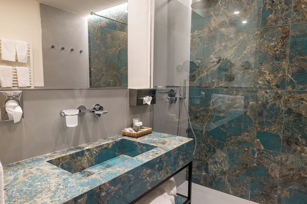 Abacus Hotel Exclusive Quadruple Room 4