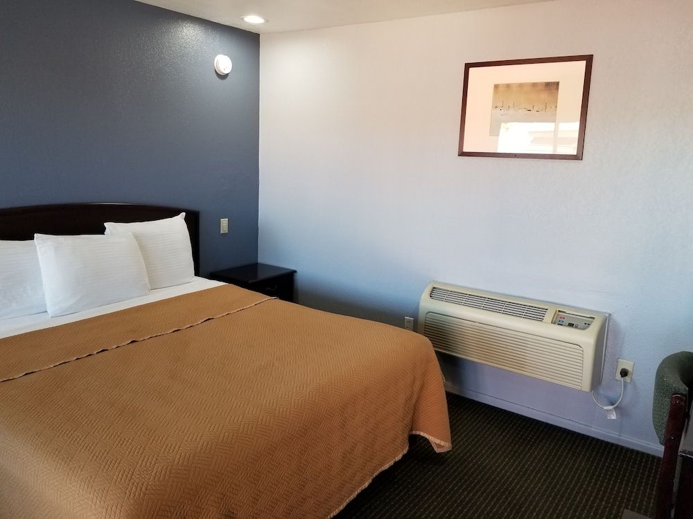 Room, 1 King Bed, Smoking