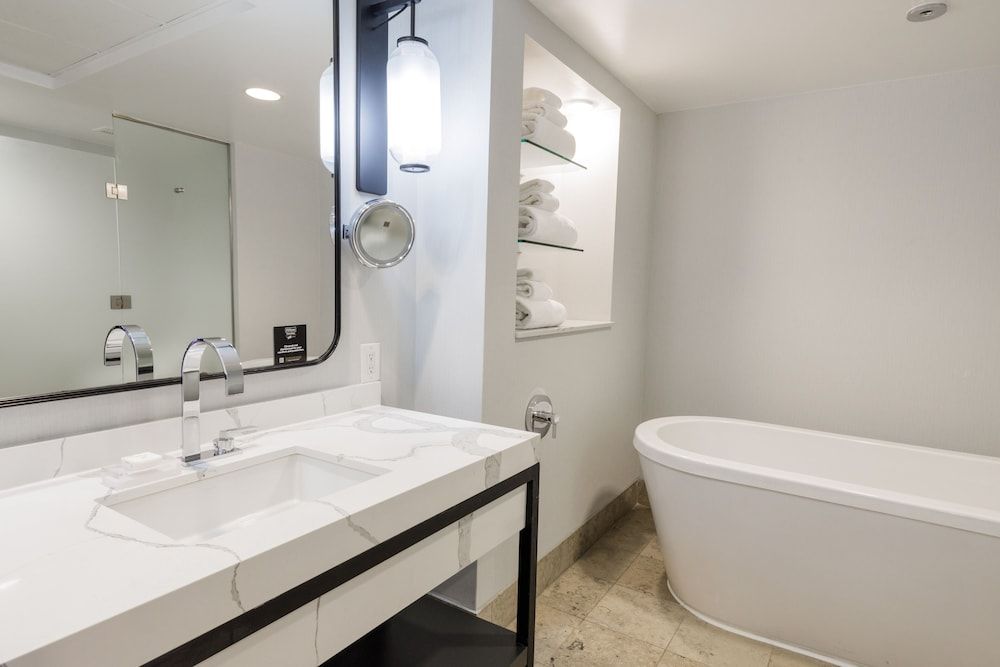 Hotel 1000, LXR Hotels & Resorts Deluxe Room, 2 Queen Beds 3