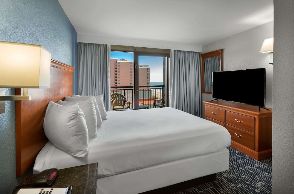 Suite, 1 Queen Bed, Accessible, Partial Ocean View (Full Kitchen)