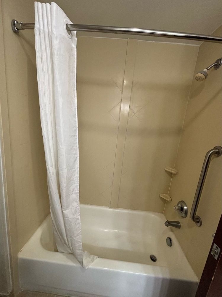 Ramada by Wyndham Burkburnett / Wichita Falls Room, 2 Queen Beds, Non Smoking 3