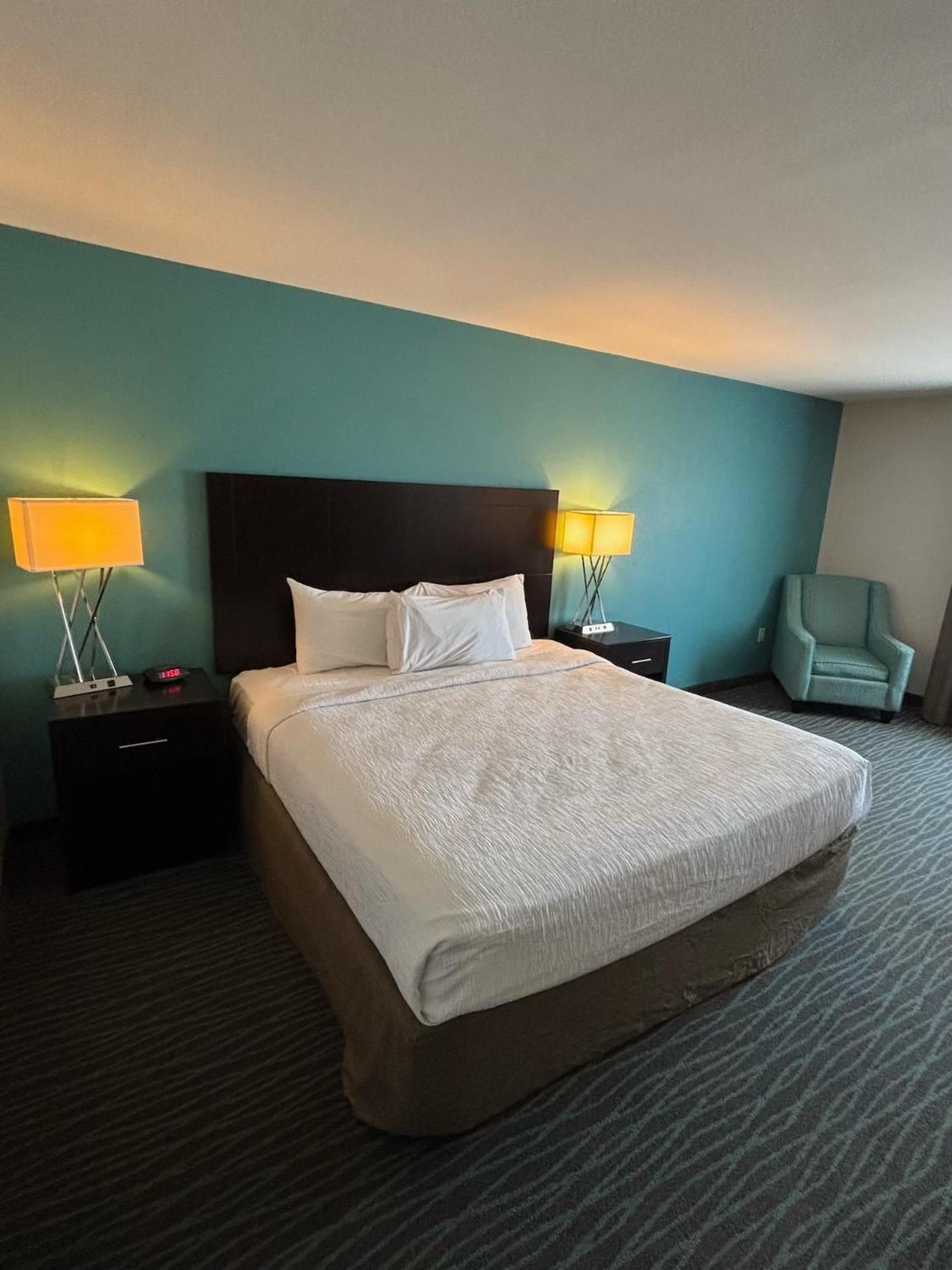 1 King Bed, Mobility/Hearing Accessible Room, Bathtub w/ Grab Bars, Non-Smoking