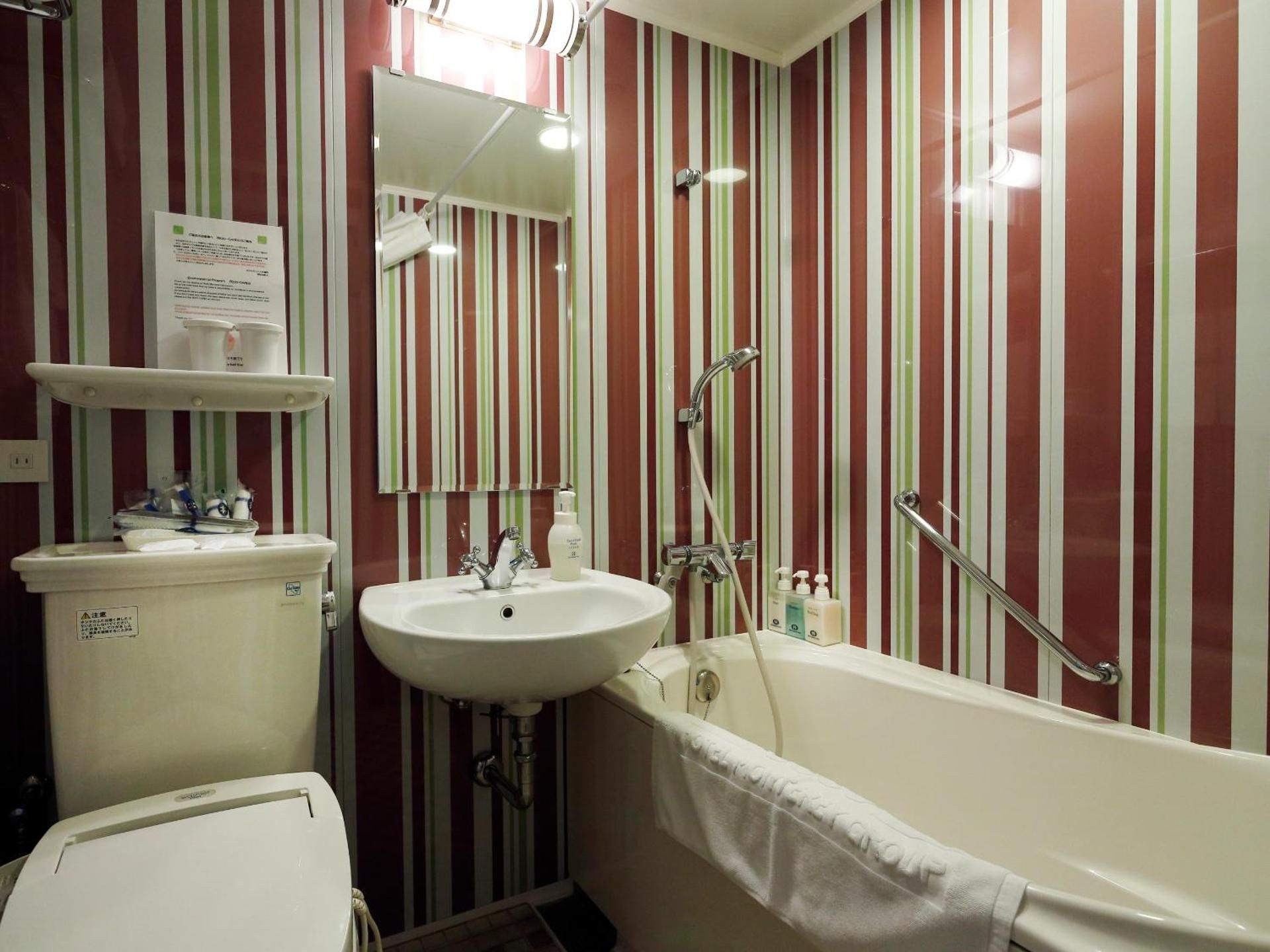 Corner Triple Room - Non-Smoking