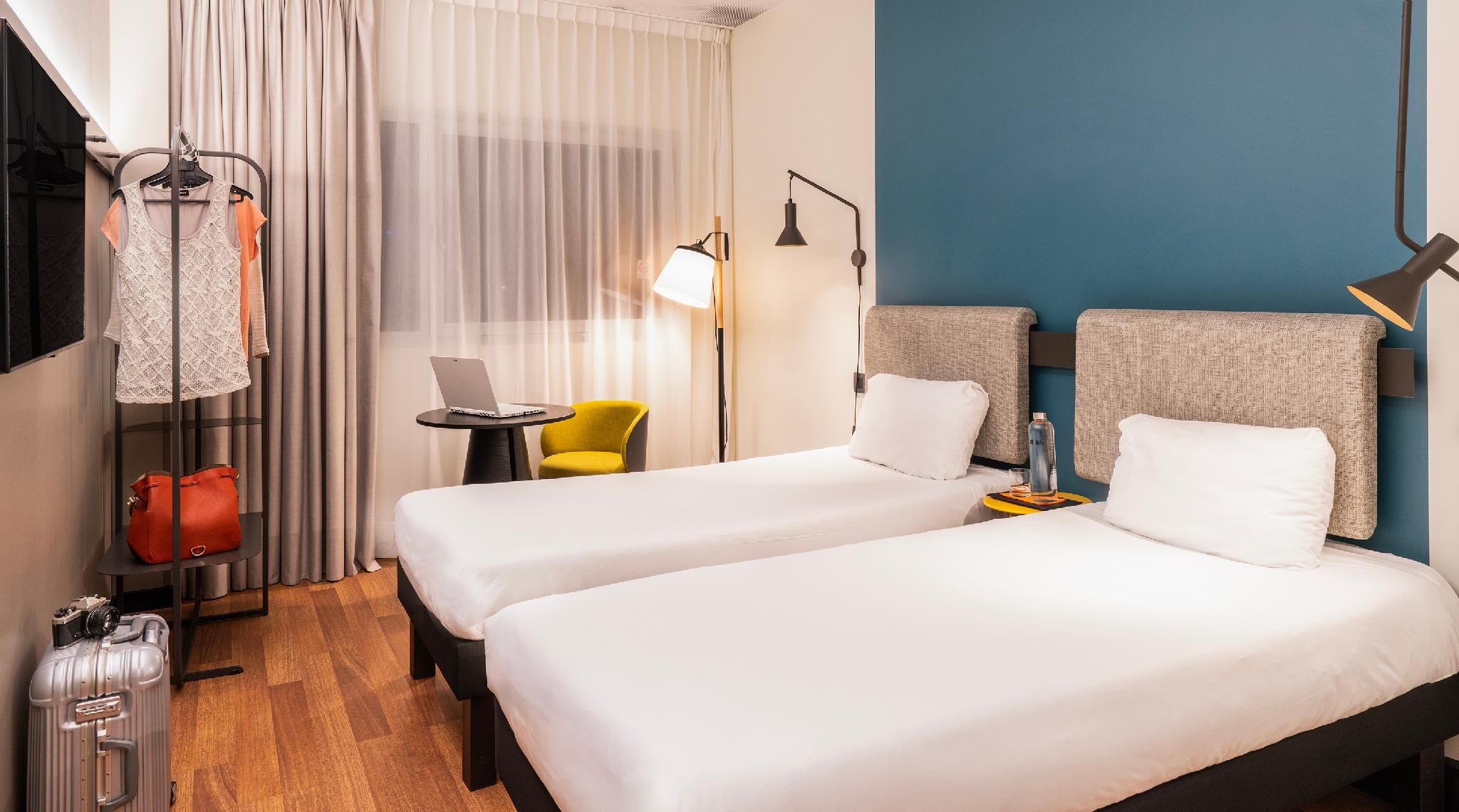 ibis Madrid Aeropuerto Barajas Room with 1 double bed + 1 extra bed equipped w ith the new bedding