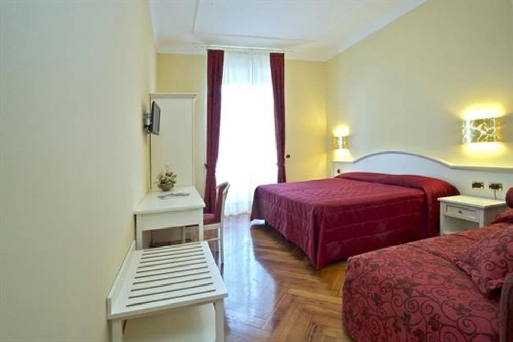 Hotel Excelsior Splendide Triple Room, Lake View 3