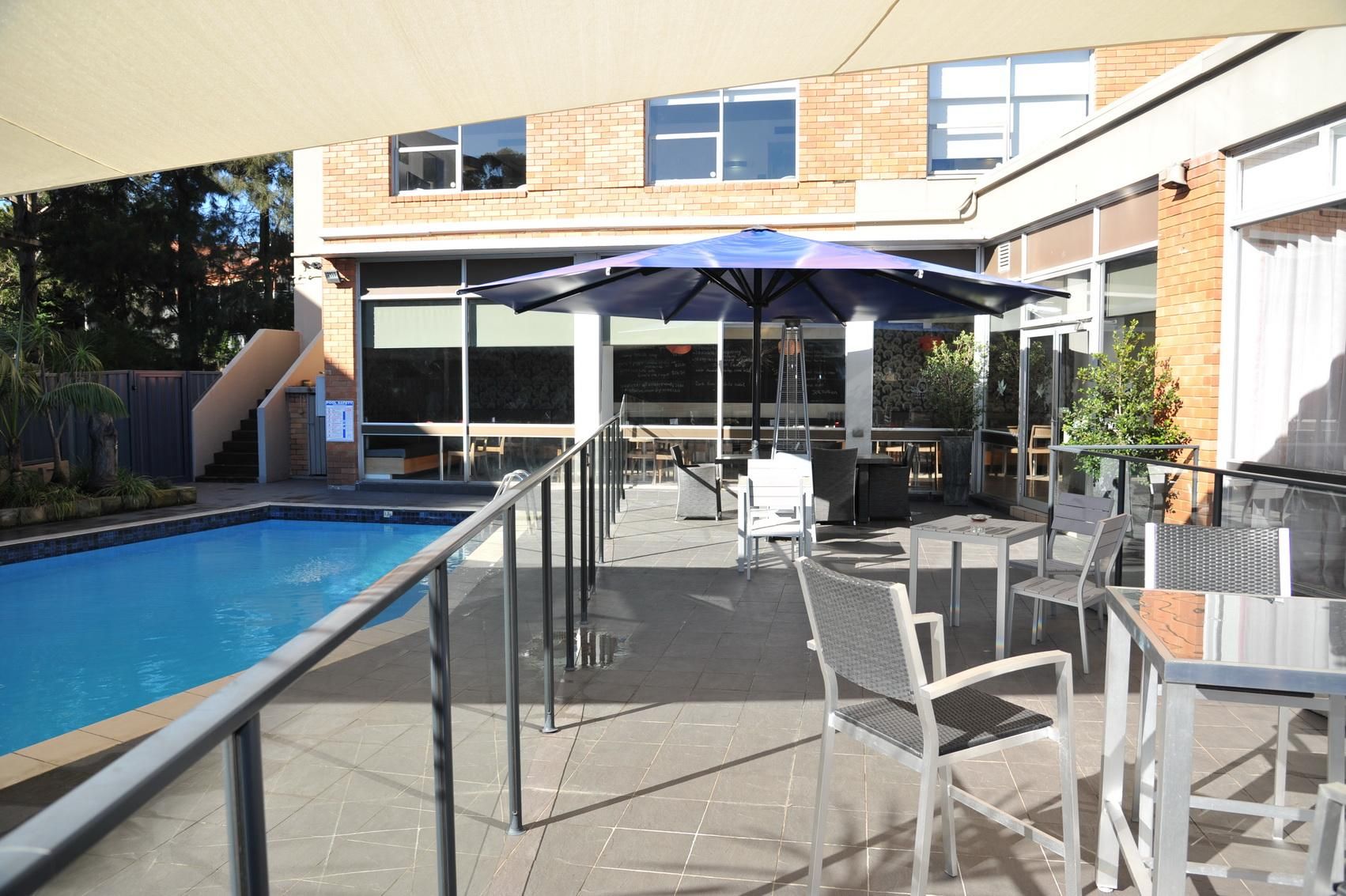 swimming pool [outdoor]