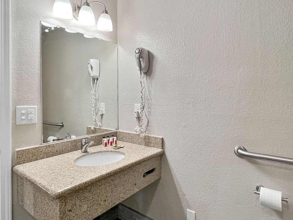 Rodeo Lodge Standard Room, 2 Queen Beds, Kitchen 6