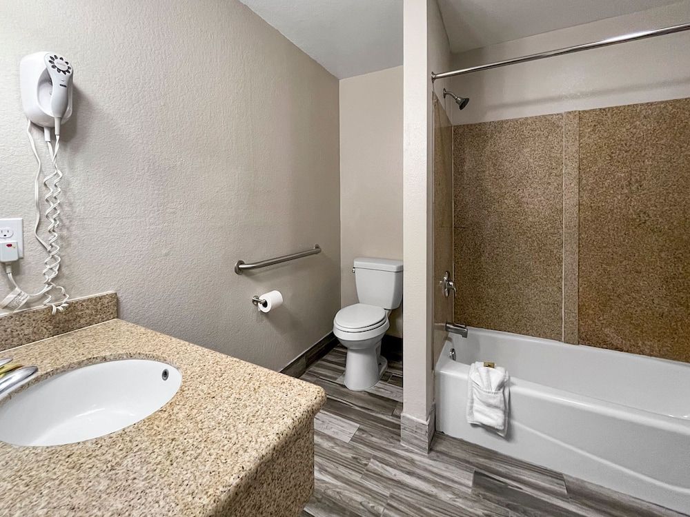 Rodeo Lodge Standard Room, 2 Queen Beds, Kitchen 5