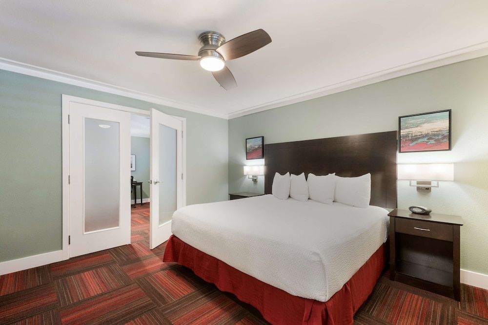 Best Western The Inn Of Los Gatos Suite, 1 King Bed, Non Smoking, Refrigerator (with Sofabed) 2