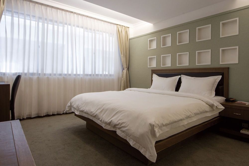 Taiming Hotel Classic Double Room, 1 Bedroom, Bathtub 3