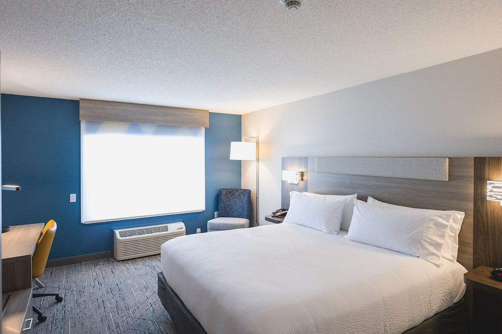 Standard Room, 1 King Bed, Roll-in Shower (Mobility)