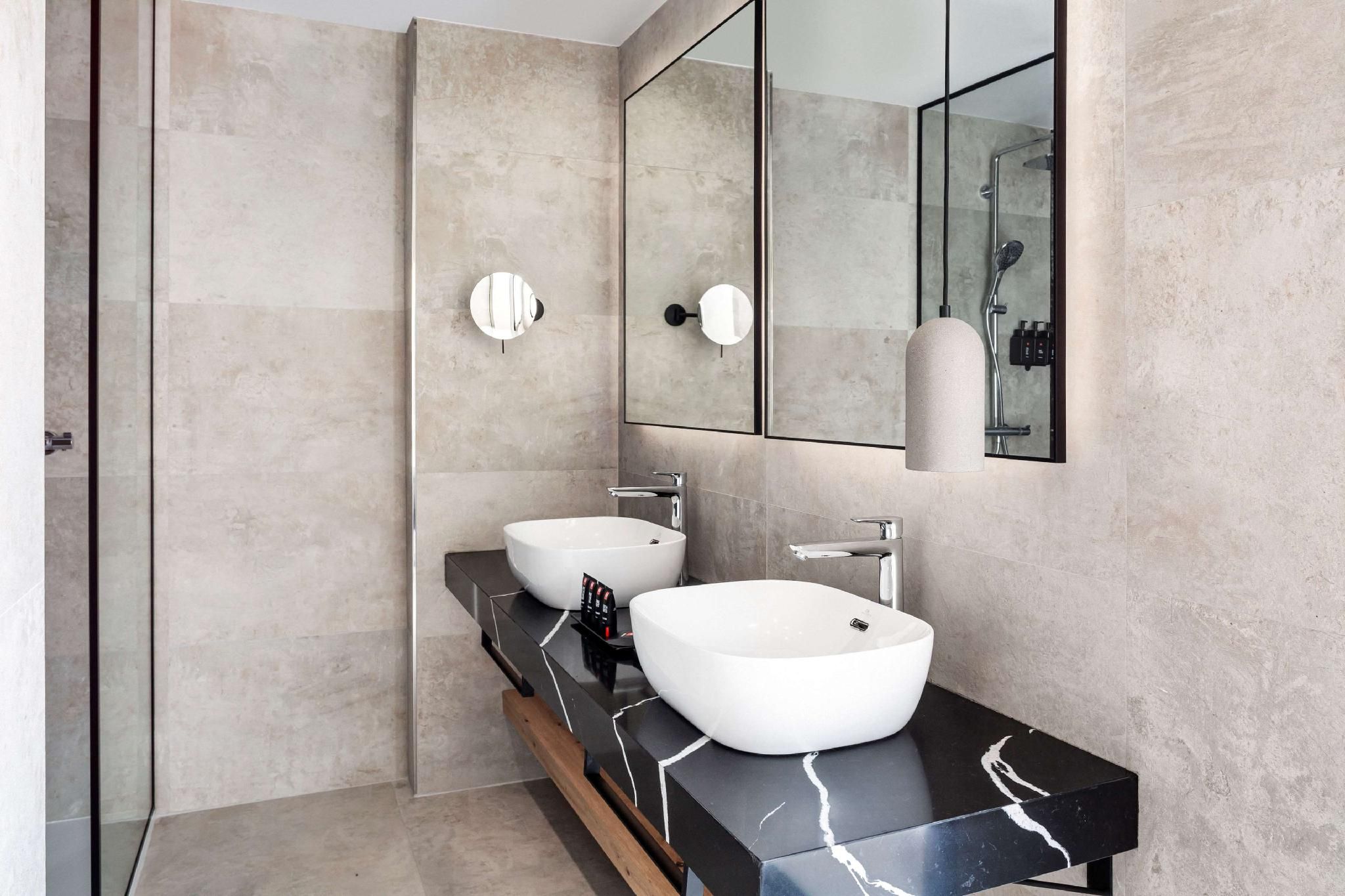 Radisson RED Madrid Standard Room 3