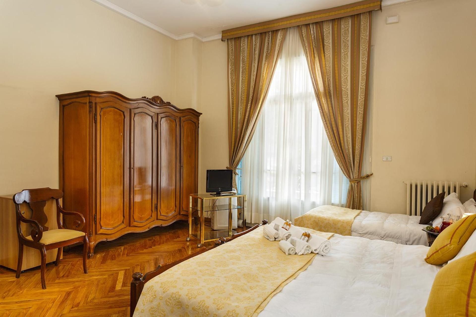 King Room with Roll-In Shower - Disability Access