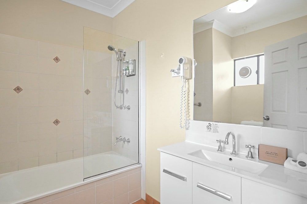 Park Regis Anchorage Superior Hotel Room 4