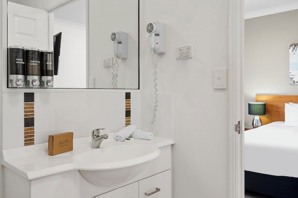 Park Regis Anchorage Standard Hotel Room 7