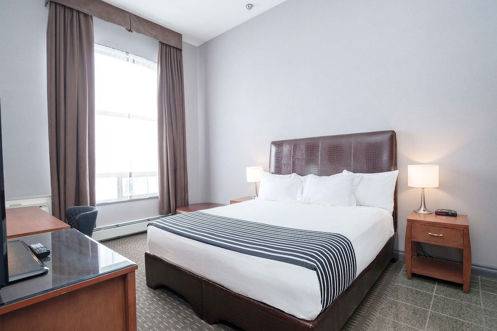 Suite, 1 King Bed, Kitchenette (Jacuzzi)