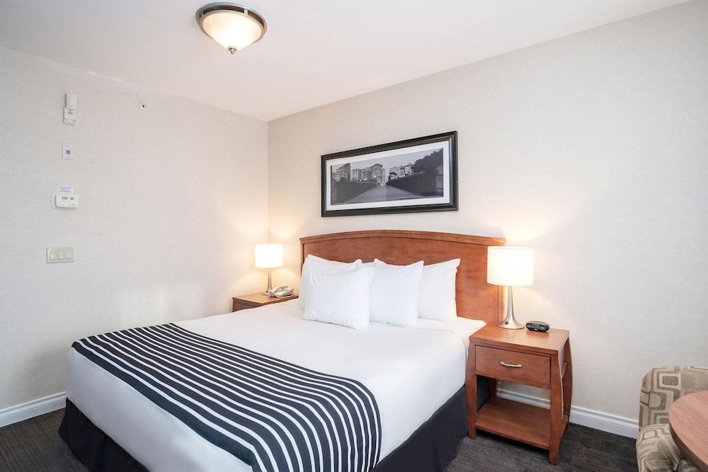 Sandman Hotels & Suites Calgary West Standard Room, 1 King Bed 2
