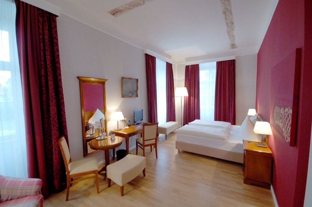 Schloss Burgellern Deluxe Double Room (2 matresses in bed frame) 2