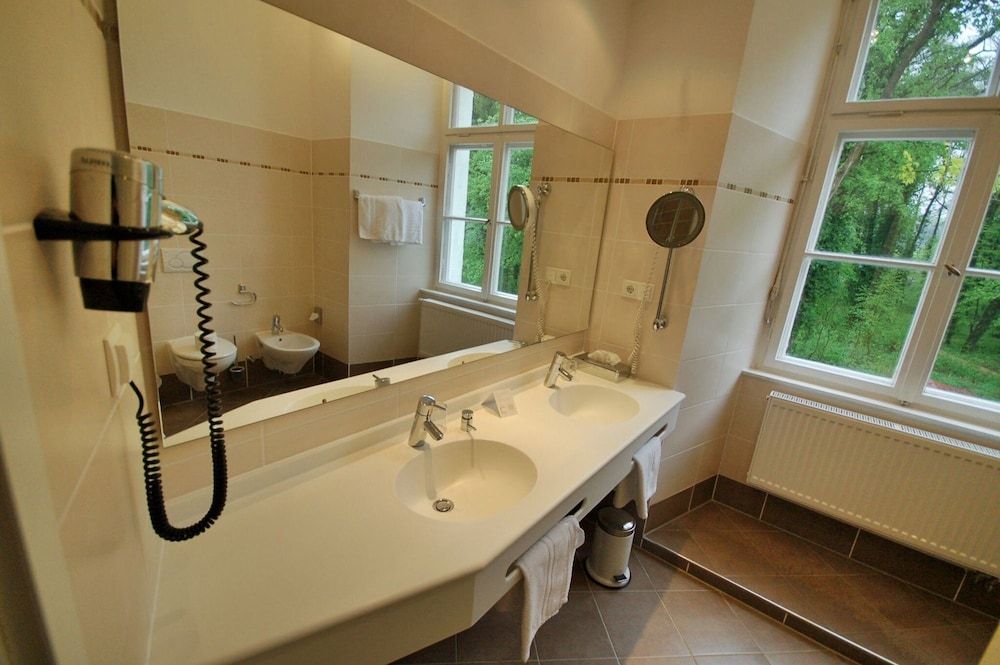 Schloss Burgellern Deluxe Double Room (2 matresses in bed frame) 5