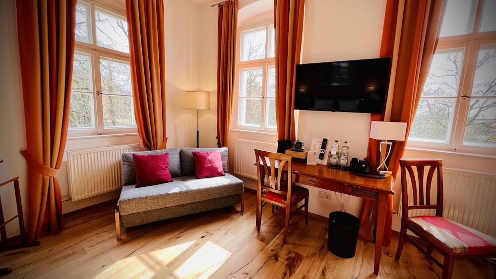 Schloss Burgellern Deluxe Double Room (2 matresses in bed frame) 6